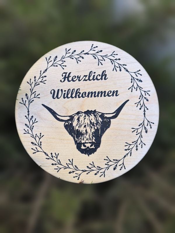 Willkommensschild mit Hochlandrind